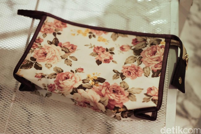 Tahun 2019, pouch yang banyak dicari adalah pouch berbahan sintetis dengan warna-warna yang netral seperti cokelat, hitam, dan krem. Foto: Silmia Putri/Wolipop