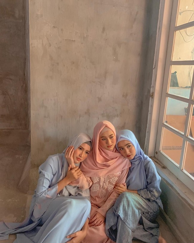 Berhijab, Dinda langsung digandeng untuk menjadi model hijab oleh sebuah brand busana muslim. Ia menjalani pemotretan bersama Ochie Rosdiana dan Febby Rastanty. Foto: Instagram