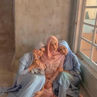 Berhijab, Dinda langsung digandeng untuk menjadi model hijab oleh sebuah brand busana muslim. Ia menjalani pemotretan bersama Ochie Rosdiana dan Febby Rastanty. Foto: Instagram