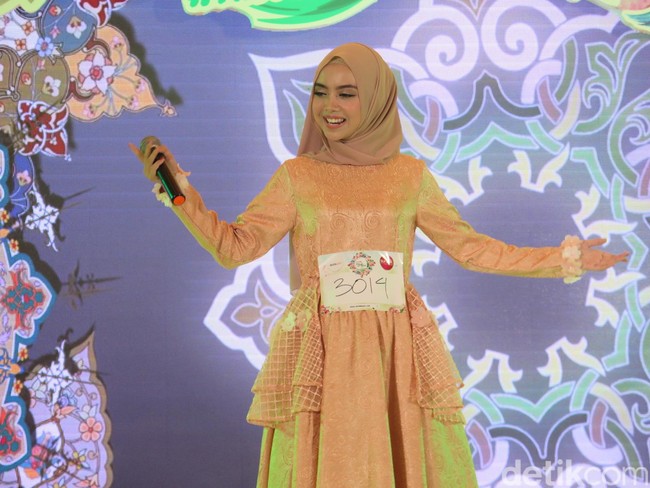 Ayuni Niwang Nastiti membuat penonton dan juri bergoyang dengan alunan suara merdu, membawakan lagu melayu Nirmala. Selain suara yang indah, ia juga dipuji karena penampilan busana dan makeup yang total. Foto: Hestianingsih/Wolipop