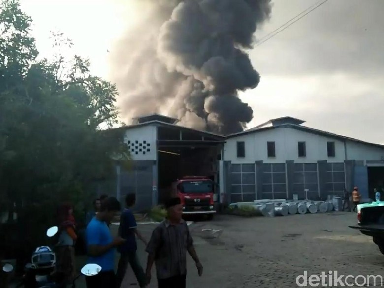 Perusahaan Bak Mandi Sebut Kerugian Akibat Kebakaran Capai Rp 18 M Perusahaan Bak Mandi Sebut Kerugian Akibat Kebakaran Capai Rp 18 M