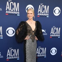 Tak hanya itu, garis leher bergaya plunging neck atau berbelahan dada rendah semakin mempertegas keseksian Nicole. Sementara itu, kesan glamor tetap terasa berkat bagian rok yang bertaburkan manik-manik berkilauan. (Foto: Getty Images)