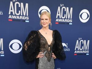 Penampilan Nicole Kidman Pakai Rok Mini Picu Perdebatan, Dituduh Editan