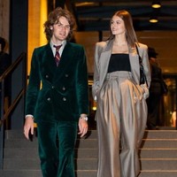 Gaya maskulin dengan setelan jas dan celana panjang juga menjadi pilihan model muda, Kaia Gerber. Foto: Instagram