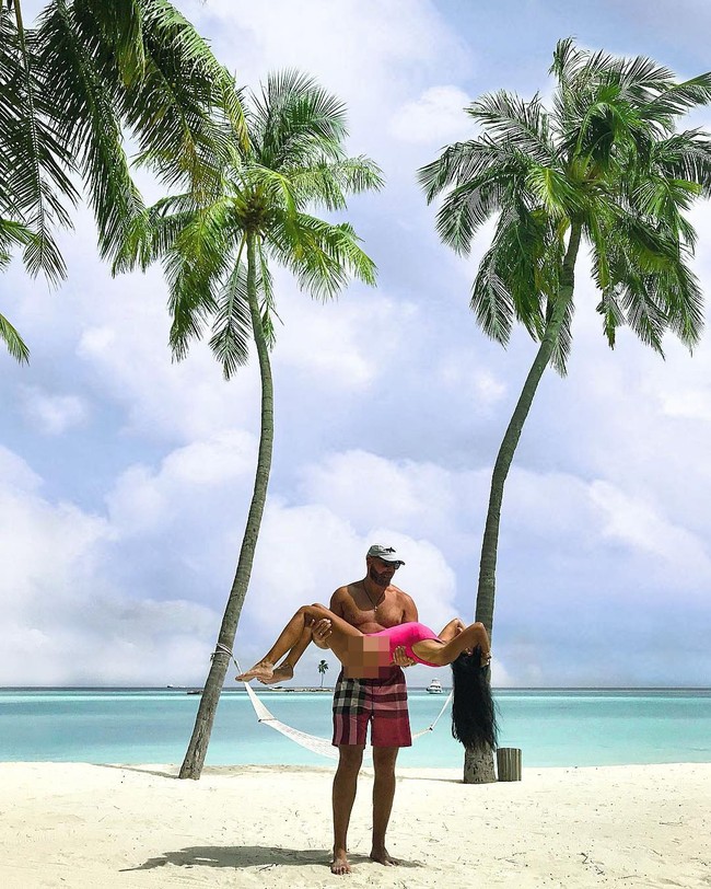 Sosialita pemilik followers 387 ribu itu sering memamerkan kehidupan mewahnya bersama sang suami dan putrinya. Ini momen mesra dia dan suami saat berlibur di Maldives.  Foto: Instagram @sofiasaravda