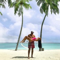 Sosialita pemilik followers 387 ribu itu sering memamerkan kehidupan mewahnya bersama sang suami dan putrinya. Ini momen mesra dia dan suami saat berlibur di Maldives.  Foto: Instagram @sofiasaravda