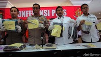 Keduanya meninggalkan korban di pinggir jalan dalam kondisi telanjang bulat alias tanpa busana, setelah berhasil menggasak satu unit smartphone korban dan uang Rp 6 juta.