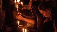 Mereka berkumpul sambil menyalakan lilin untuk berkabung dan memberi penghormatan kepada orang-orang yang tewas dalam kejadian kelam tersebut.