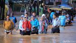 Aksi Neng Geulis Basah-Basahan Terobos Banjir
