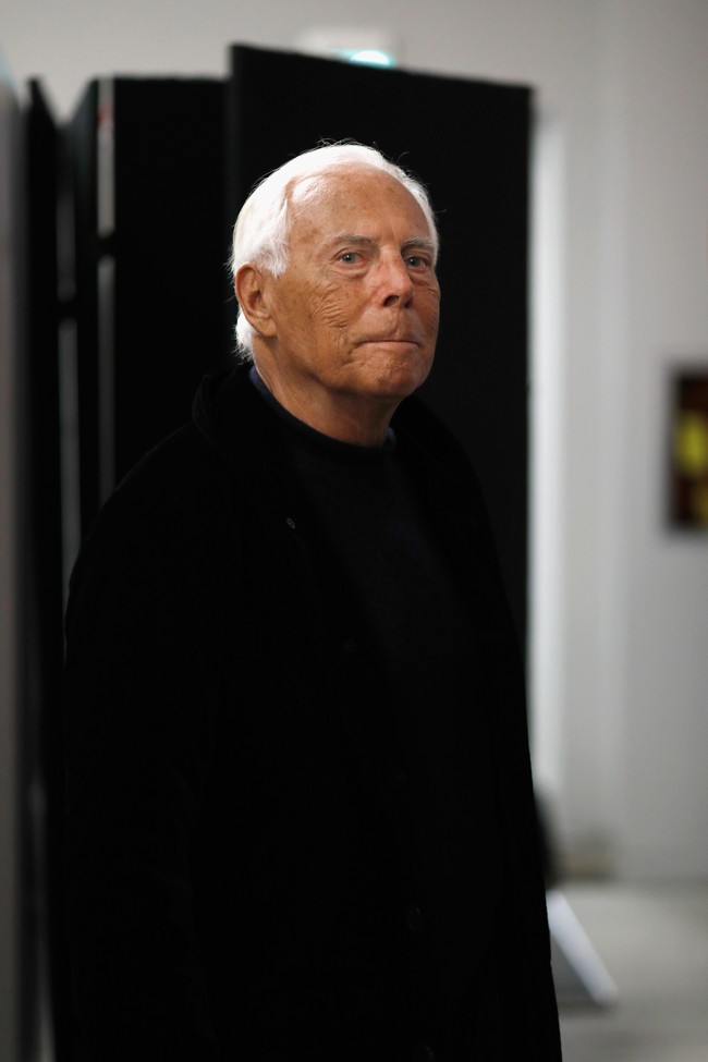 Armani identik dengan gaun atau setelan jas mewah yang dipakai para selebriti di karpet merah. Inilah Giorgio Armani, pria 84 tahun yang masih menjadi pemilik brand. Giorgio diklaim sebagai salah satu pemilik rumah busana tersukses dan pelopor fashion red carpet. Foto: Getty Images