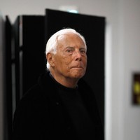 Armani identik dengan gaun atau setelan jas mewah yang dipakai para selebriti di karpet merah. Inilah Giorgio Armani, pria 84 tahun yang masih menjadi pemilik brand. Giorgio diklaim sebagai salah satu pemilik rumah busana tersukses dan pelopor fashion red carpet. Foto: Getty Images