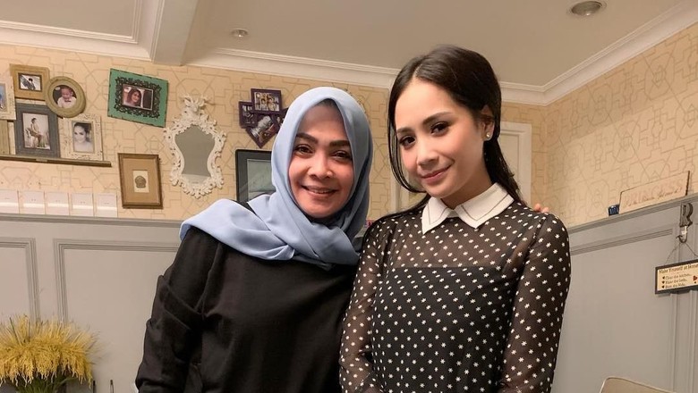 Bahagianya Rieta Amalia Dapat Kejutan Ultah dari Anak & Cucu