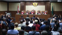 Menyatakan terdakwa Irwandi Yusuf, telah terbukti secara sah dan meyakinkan menurut hukum bersalah melakukan tindak pidana korupsi secara berlanjut, dan menerima gratifikasi berkala, kata ketua majelis hakim Saifuddin Zuhri saat membacakan amar putusan dalam sidang di Pengadilan Tipikor Jakarta, Jalan Bungur Besar Raya, Jakarta Pusat, Senin (8/4/2019).