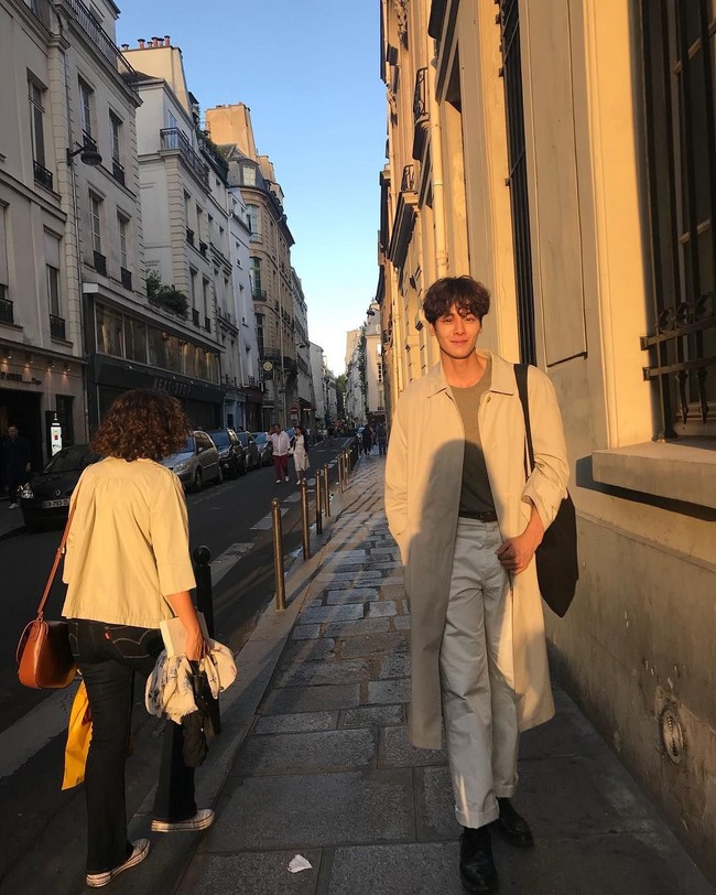 Jang Sung Hoon awalnya dikenal sebagai guru les setelah mengungkap jika dirinya tengah mencari lowongan paruh waktu untuk mengajar matematika di media sosial. Foto: Dok. Instagram Jang Sung Hoon