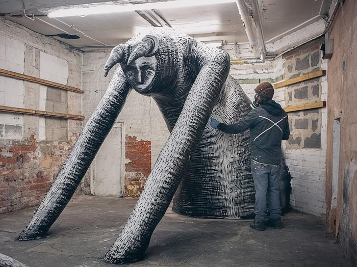 Pabrik Tua yang Terbengkalai Disulap Jadi Museum Patung Raksasa di Inggris