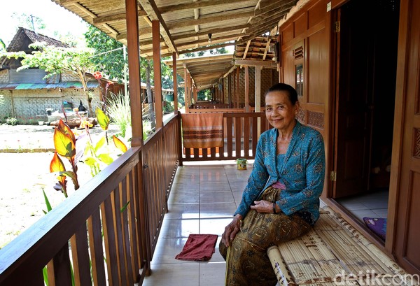 Keramahan Suku Osing dirasakan detikcom saat bertandang ke rumah Mbok Ning (72). Dengan senang hati ia menyambut kehadiran kami (Rachman Haryanto/detikcom) Keramahan Suku Osing dirasakan detikcom saat bertandang ke rumah Mbok Ning (72). Dengan senang hati ia menyambut kehadiran kami (Rachman Haryanto/detikcom)