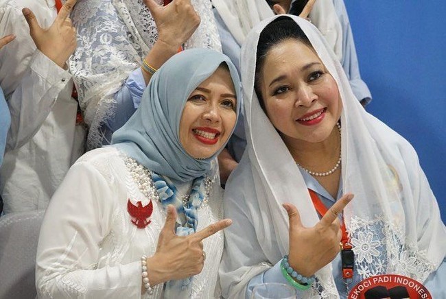 Warna biru selalu ia pakai pada momen penting kampanye pasangan nomor urut dua. Wanita yang akrab disapa Mpok Nur itu juga memakai busana bernuansa biru di setiap acara debat capres cawapres. Foto: Instagram @nurasiauno