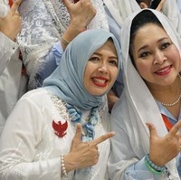 Warna biru selalu ia pakai pada momen penting kampanye pasangan nomor urut dua. Wanita yang akrab disapa Mpok Nur itu juga memakai busana bernuansa biru di setiap acara debat capres cawapres. Foto: Instagram @nurasiauno