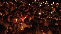 Sebelum menyelenggarakan upacara peringatan di Stadion Amahoro, Kigal, Rwanda, Presiden Rwanda Paul Kagame meletakkan karangan bunga di situs peringatan genosida Gisozi, tempat dimana lebih dari seperempat juta orang dimakamkan.