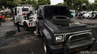 Petugas Dishub menindak salah satu mobil yang kedapatan parkir sembarangan di kawasan Jalan Kramat Raya, Jakarta.