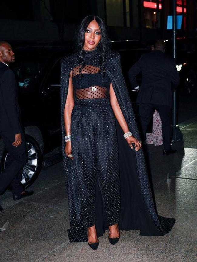 Supermodel Naomi Campbell ada di antara para selebriti yang hadir. Kali ini model 48 tahun itu memakai cape menerawang dan celana high-waisted sebagai kombinasi. Foto: Instagram