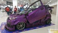 Sebab dari sektor kaki-kaki, mobil ini sudah menggunakan air suspension empat titik, spicer 2 cm, adaptor 5 cm dan velg berukuran 17 inci sehingga mobil masih bisa digunakan sehari-hari. Foto: Ridwan/detikOto