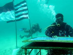 Lantamal VI Makassar Gelar Upacara Bebas Korupsi di Dasar Laut