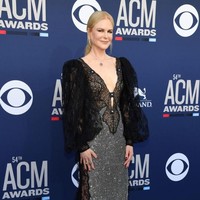 Nicole sendiri memilih gaun rancangan Christopher Kane, desainer Inggris yang juga favorit Kate Middleton. Gaun tersebut hadir dengan material menerawang yang menebarkan aura seksi aktris 52 tahun itu. (Foto: Getty Images)