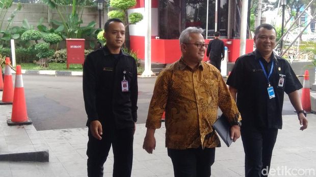 Ketua KPU Arief Budiman di gedung KPK, Senin (8/4/2019)