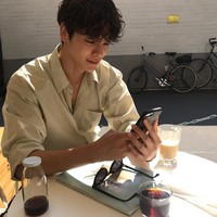 Matematika dikenal sebagai mata pelajaran tersulit. Banyak siswa memilih untuk les pada seorang tutor agar lebih menguasainya. Seorang guru les matematika di Korea Selatan pun jadi viral karena ketampanannya. Foto: Dok. Instagram Jang Sung Hoon