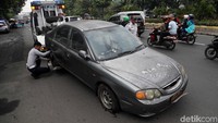 Salah satu mobil diangkut petugas karena kedapatan parkir sembarangan.