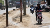 Jejeran tiang berdiri di tengah-tengah Jalan Perancis, Kosambi, Tangerang, seperti terpantau Senin (8/4/2019).