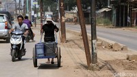 Kini jalan tersebut dilebarkan dari semula hanya 6 meter menjadi 25 meter.