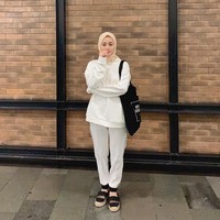 Selain baju, celana juga harus wudhu friendly. Kini ada banyak pilihan legging wudhu yang bisa dipilih. Legging tersebut memiliki bolong di bagian kaki sehingga bisa digulung saat kita berwudhu. Foto: Instagram