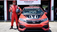 Selain menggelar ajang One Make Race (OMR), tim Honda Racing Indonesia yang diwakili Alvin Bahar juga turut berlaga di kompetisi 1.600 Max dengan didukung New Honda Jazz yang dilengkapi dengan livery (stiker bodi) baru. Istimewa/Dok. Honda.