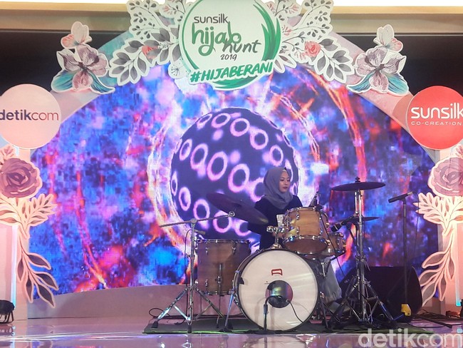 Bermain drum adalah salah satu bakat yang jarang ditampilkan di Sunsilk Hijab Hunt. Andrieyani Zulham pun berhasil memukau juri dengan permainan drum memainkan salah satu lagu milik band rock Muse. Foto: Hestianingsih/Wolipop