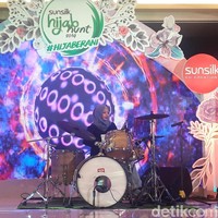 Bermain drum adalah salah satu bakat yang jarang ditampilkan di Sunsilk Hijab Hunt. Andrieyani Zulham pun berhasil memukau juri dengan permainan drum memainkan salah satu lagu milik band rock Muse. Foto: Hestianingsih/Wolipop