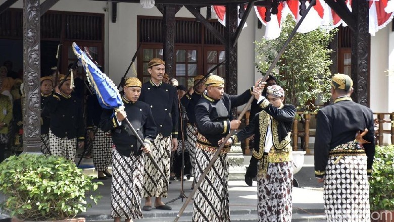Ketika Tombak Abirawa Dikirab di Hari Jadi ke-53 Kabupaten Batang Ketika Tombak Abirawa Dikirab di Hari Jadi ke-53 Kabupaten Batang