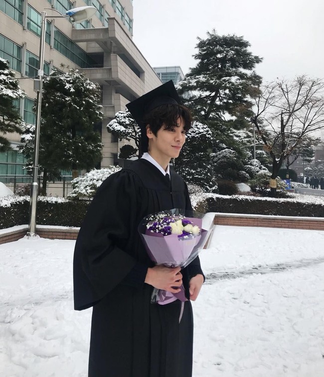 Sejak awal, Sung Hoon tampaknya memang sudah bermimpi menjadi model. Meski begitu, pria tampan tersebut berusaha tetap fokus pada pendidikan untuk membahagiakan orangtua. Sung Hoon pun diterima di Universitas Chung Ang yang banyak dipilih selebriti Korea. Foto: Dok. Instagram Jang Sung Hoon