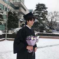 Sejak awal, Sung Hoon tampaknya memang sudah bermimpi menjadi model. Meski begitu, pria tampan tersebut berusaha tetap fokus pada pendidikan untuk membahagiakan orangtua. Sung Hoon pun diterima di Universitas Chung Ang yang banyak dipilih selebriti Korea. Foto: Dok. Instagram Jang Sung Hoon