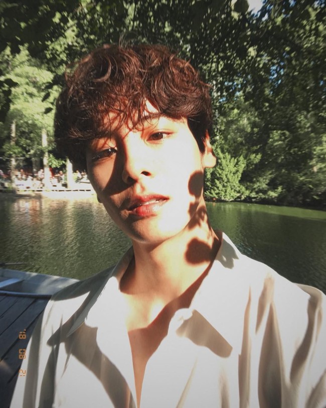 Dalam sebuah wawancara dengan Vogue AS, Sung Hoon mengaku terinspirasi jadi model ketika melihat iklan Calvin Klein di tahun 90an. Itulah momen di mana aku terpikir untuk mengejar modeling dan fashion. Majalah fashion dan film menjadi satu cara untuk melampiaskan stres, katanya. Foto: Dok. Instagram Jang Sung Hoon