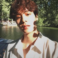 Dalam sebuah wawancara dengan Vogue AS, Sung Hoon mengaku terinspirasi jadi model ketika melihat iklan Calvin Klein di tahun 90an. Itulah momen di mana aku terpikir untuk mengejar modeling dan fashion. Majalah fashion dan film menjadi satu cara untuk melampiaskan stres, katanya. Foto: Dok. Instagram Jang Sung Hoon