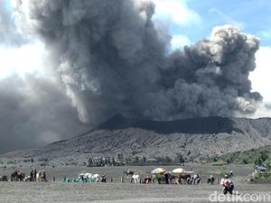 Wisatawan Sebut Bromo Lebih Eksotis Saat Erupsi