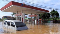 Sebuah SPBU di kawasan Baleendah, Kabupaten Bandung, Jawa Barat, terendam banjir pada Senin (8/4/2019).