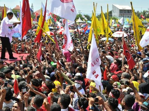 Jokowi saat membagikan kaus ke pendukung di Kupang, NTT.