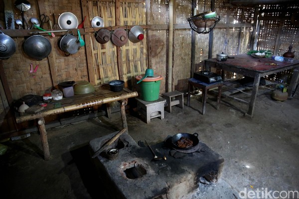 Ia langsung mempersilakan masuk ke rumah untuk melihat isi dapur dan bagian belakang rumah, bernama Tingkle bahasa Suku Osing (Rachman Haryanto/detikcom) Ia langsung mempersilakan masuk ke rumah untuk melihat isi dapur dan bagian belakang rumah, bernama Tingkle bahasa Suku Osing (Rachman Haryanto/detikcom)