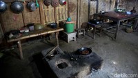 Ia langsung mempersilakan masuk ke rumah untuk melihat isi dapur dan bagian belakang rumah, bernama Tingkle bahasa Suku Osing (Rachman Haryanto/detikcom)