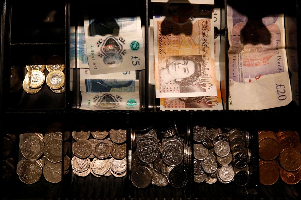 mata uang pounds poundsterling FILE PHOTO: Pound Sterling notes and change are seen inside a cash resgister, Septem,ber 21, 2018. REUTERS/Phil Noble/File Photo