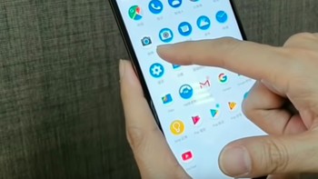 Kapasitas RAM dan storagenya adalah 6 GB dan 128 GB, dengan baterai 3.500 mAh dan tiga kamera belakang dengan sertifikasi Zeiss. Foto: YouTube