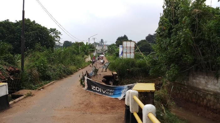 Diguyur Hujan Deras, Ruas Jalan di Pasir Putih Depok Amblas
